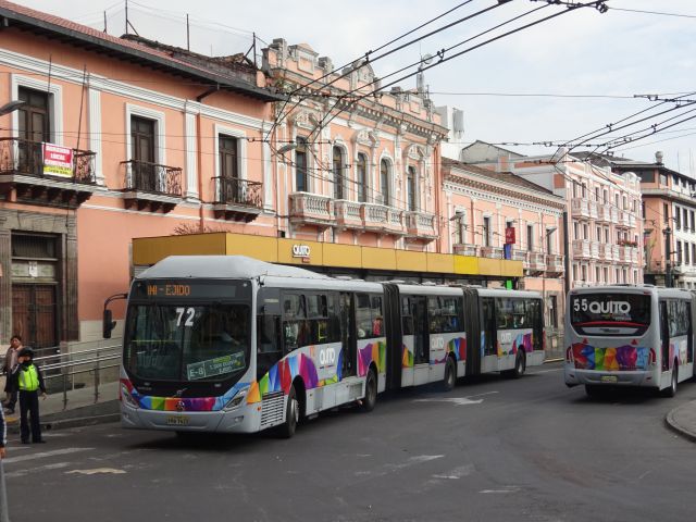 Bus articulé à Quito