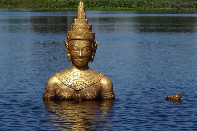 Statue divinité dans l'eau