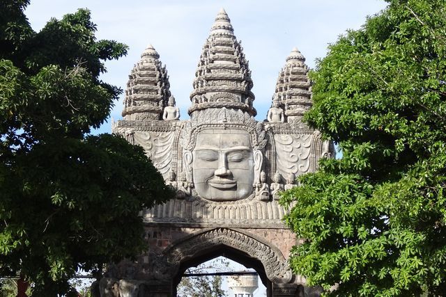 Entrée de pagode à Battambang
