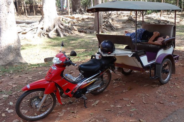 Touriste fatigué faisant la sieste dans un tuk tuk