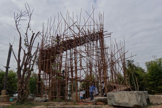 Animation agricole construction d'une tour en bambou et en bois