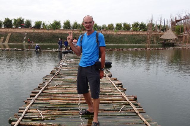 Animation agricole avec pont en bambou sur l'eau