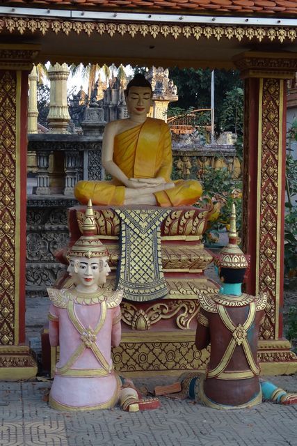 Bouddha et deux divinités