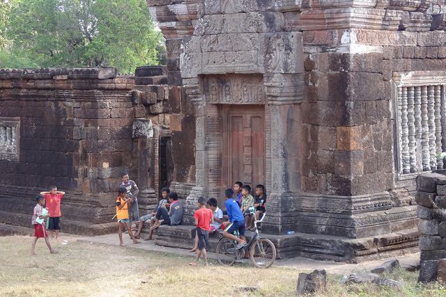 enfants à Wat Phou