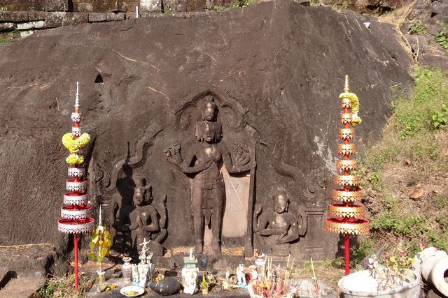 Vishnu, Shiva, Brahma sculptés dans la roche à Wat Phou