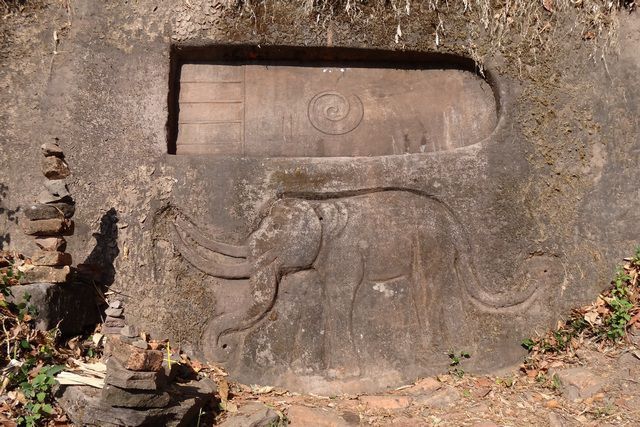Empreinte de Bouddha sculptés dans la roche à Wat Phou