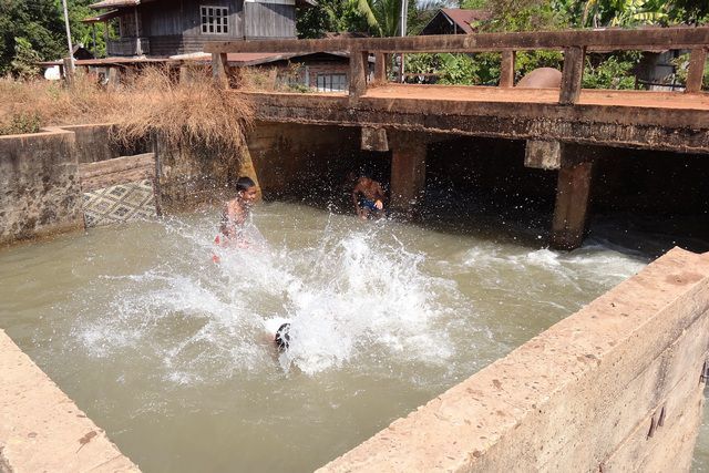 Enfants s'amusant dans l'eau d'un canal