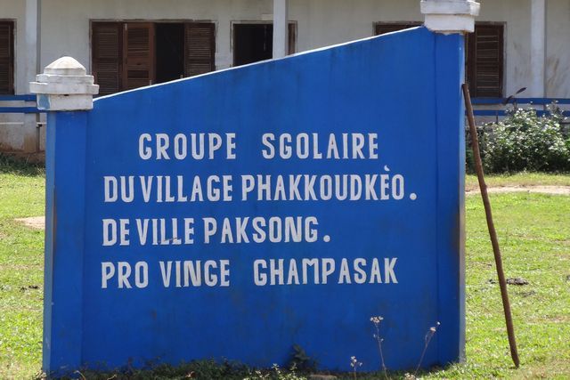 Panneau école en français à Paksong au Laos