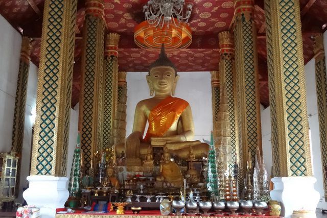 Bouddha dans le temple de Sikhottabong