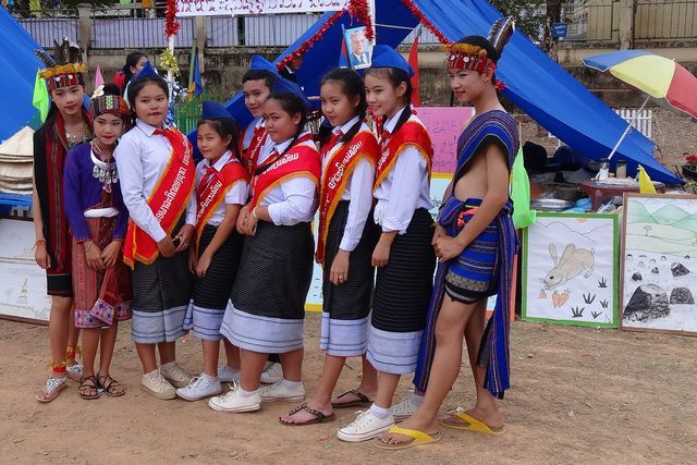 Jeunes prenant la pose pour une photo à la fête des écoles à Thakhet