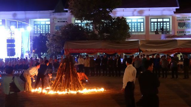 Feu à la fête des écoles à Thakhet