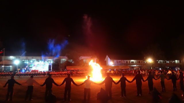 Ronde autour du feu à la fête des écoles à Thakhet