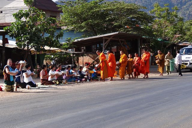 Offrande aux moines au bord de la route au Laos