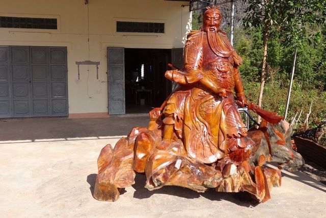 Sculpture en bois massif