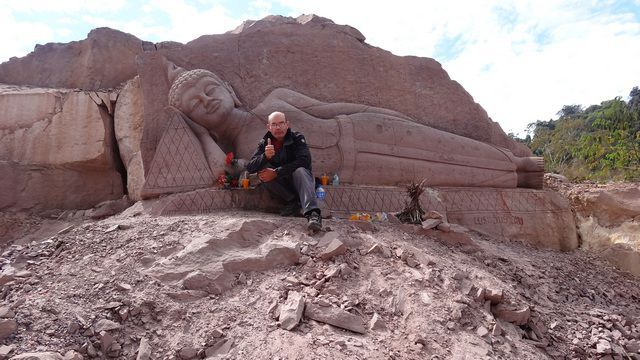Bouddha sculpté dans la roche  et moi