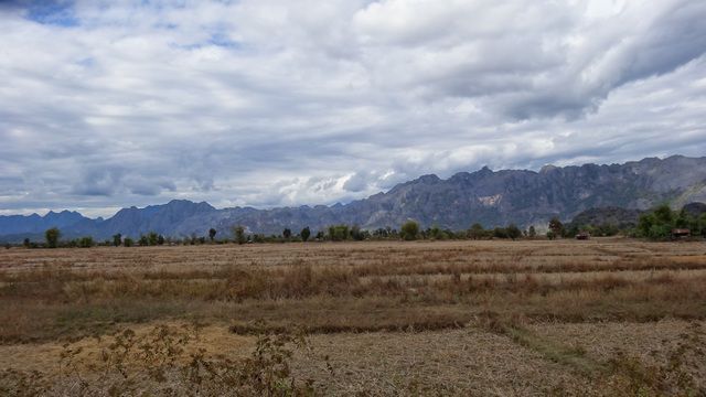Plaine et massif au Laos dans la région de Nahin