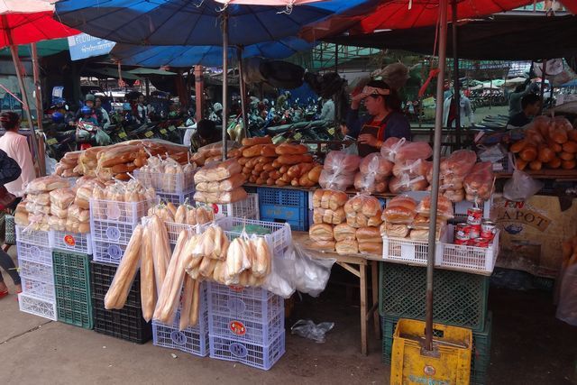 Vente de pain sur le marché à Paksé
