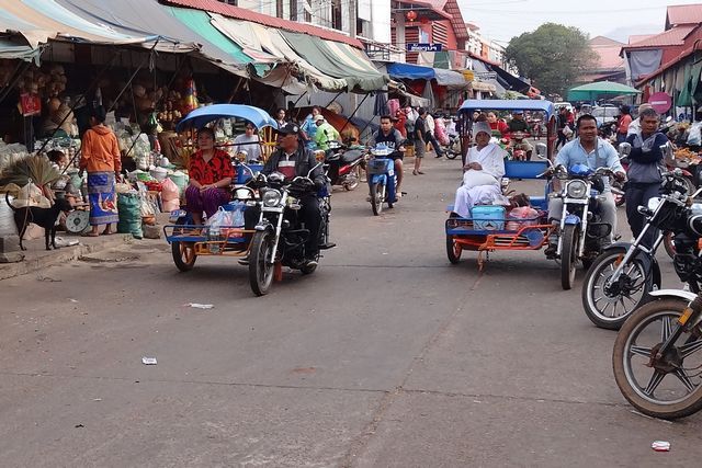 tuk tuk sont en position side-car