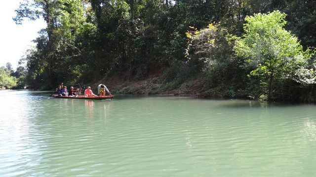 Rivière qui traverse la grotte de Kong Lor au Laos
