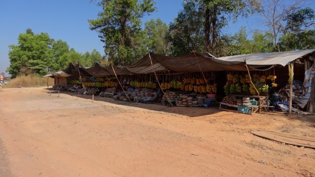 Marchands sur le bord de route au Laos
