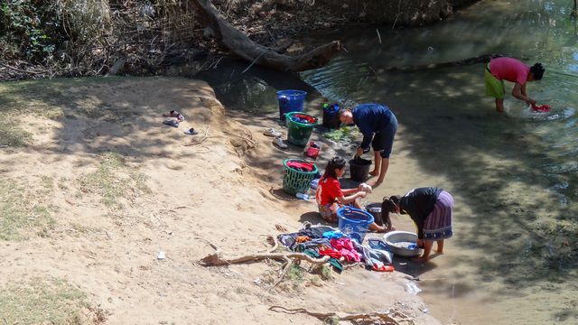 Lessive collective dans la rivière