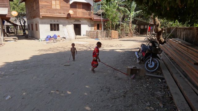 Enfants jouant dans la rue