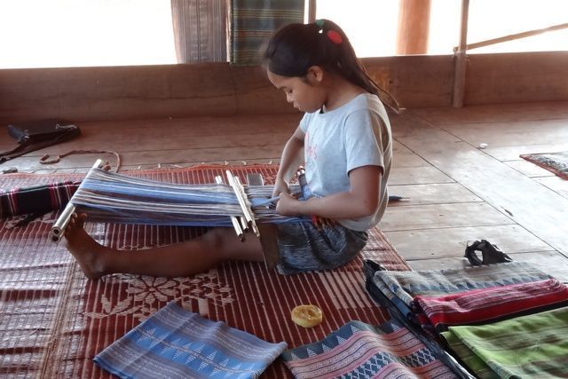 fille avec un petit métier à tisser