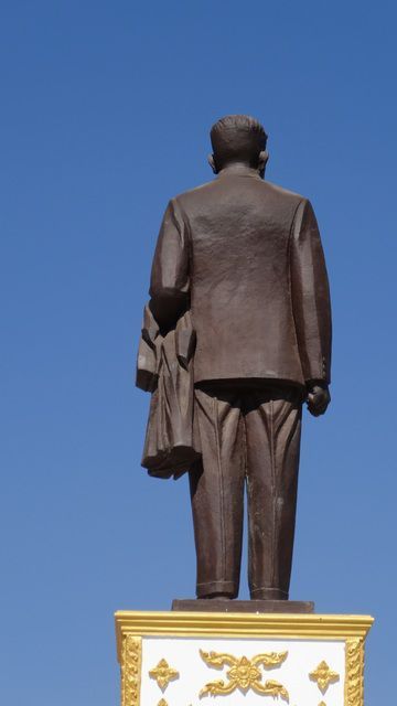 Statue de dos d'un dirigeant laotien