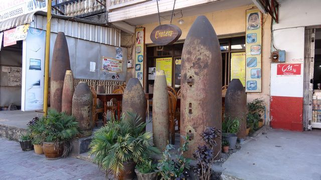 Bombes en décoration à la terasse d'un café