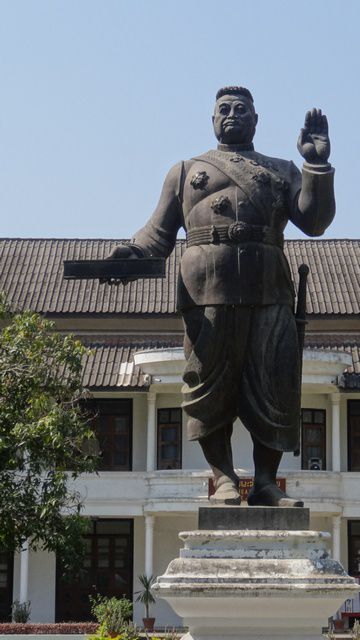 Statue roi Sisavang Vong