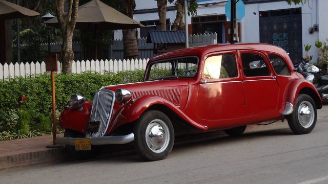 Une belle voiture Citroën rouge
