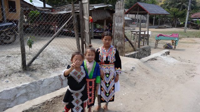 Petites filles Hmong en habits traditionnels