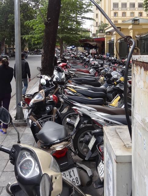 Stationnement des scooters sur le trottoir à Hanoï