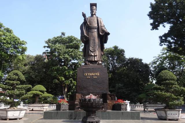 Statue de Lý Thái Tổ à Hanoï
