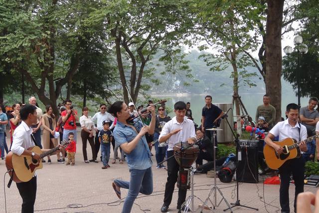 Groupe de musique un dimanche matin dans un parc à Hanoï
