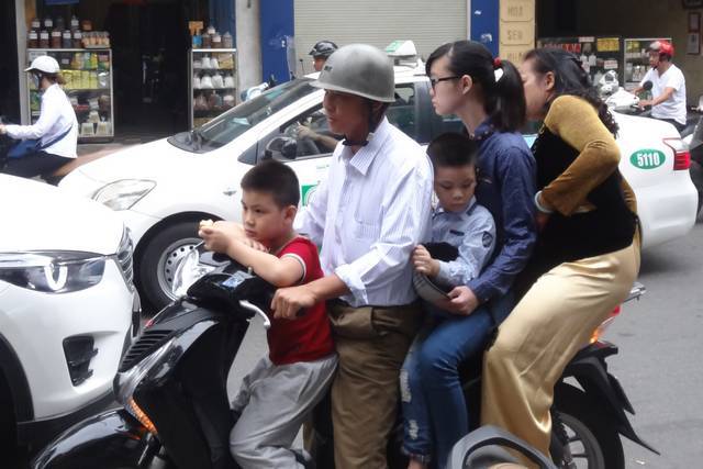 Famille vietnamienne à cinq sur un scooter