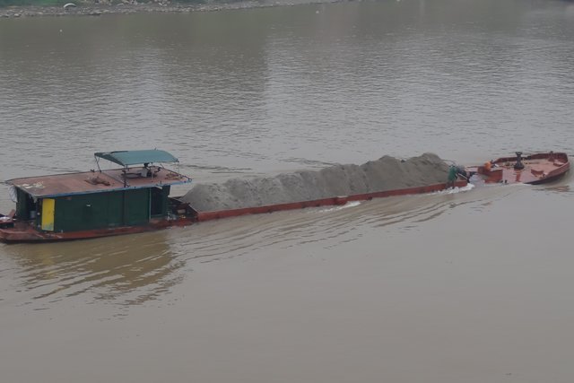 Péniche de transport à Hanoï