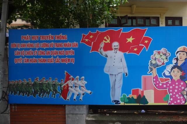 Affiche avec l'oncle Ho