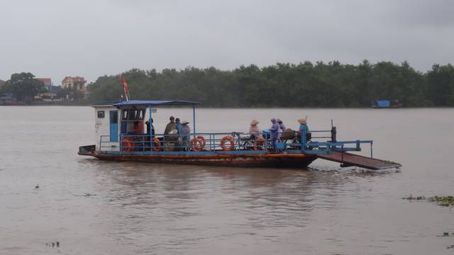 Barge pour traverser le fleuve à Hai Phong