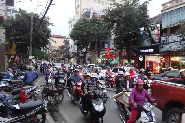 Rue encombrée de scooters à Hai Phong