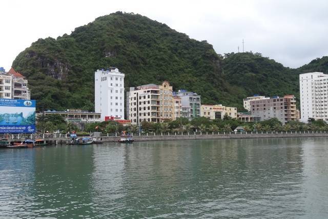 Immeubles et hôtels, dans la baie principale de Cat Ba