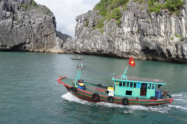 Bateau dans la baie d'Halong