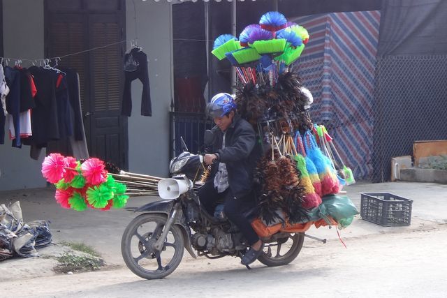 Vente ambulante de balais au Vietnam