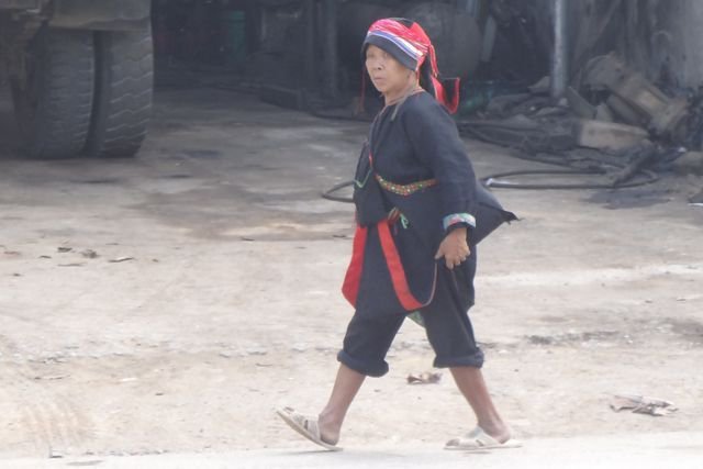 Femme en costume traditionnel au nord du Vietnam
