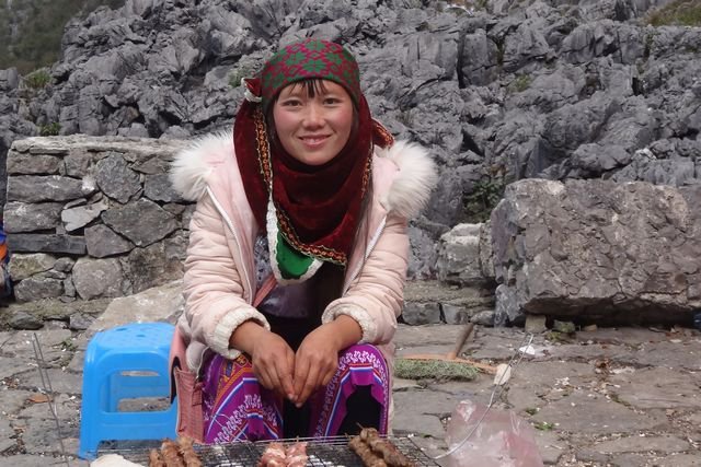 Vendeuse en bord de route, dans la région d'Ha Giand, au nord du Vietnam 