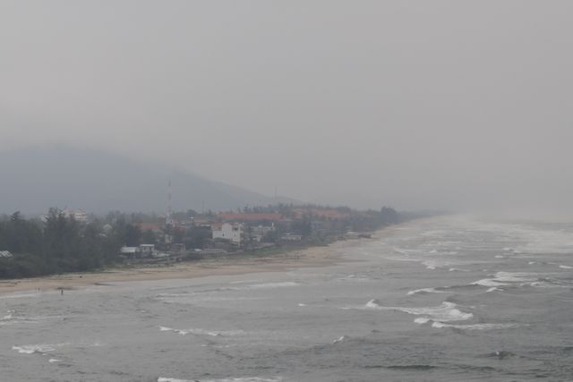 Bord de mer sous la pluie et les nuages