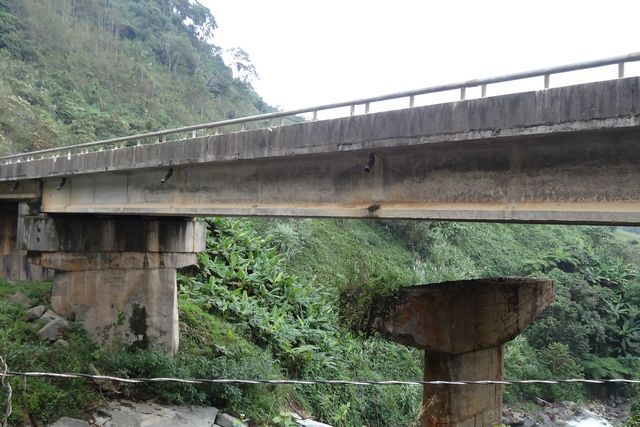 Pont où il manque un bloc de béton sur une des pilastres