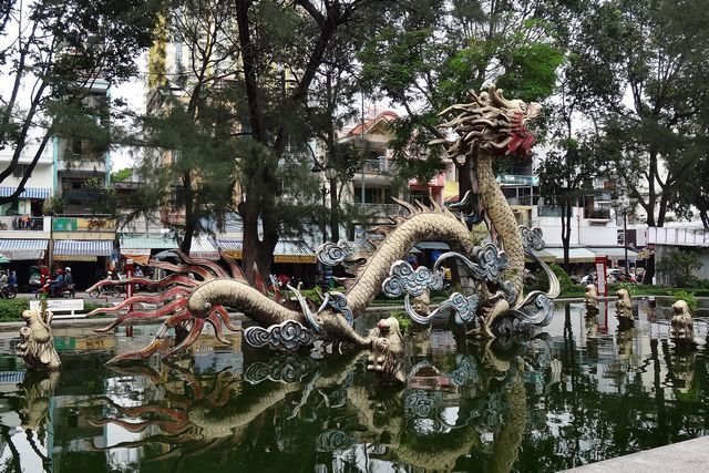 Statue dragon dans un parc à Saïgon