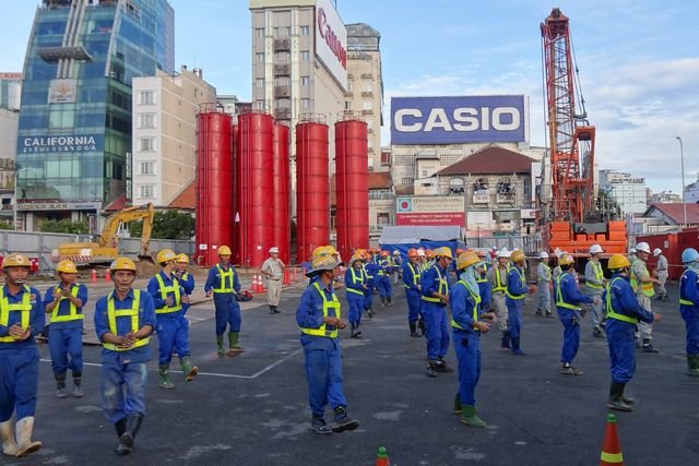 Echauffement matinal avec musique sur un chantier de construction