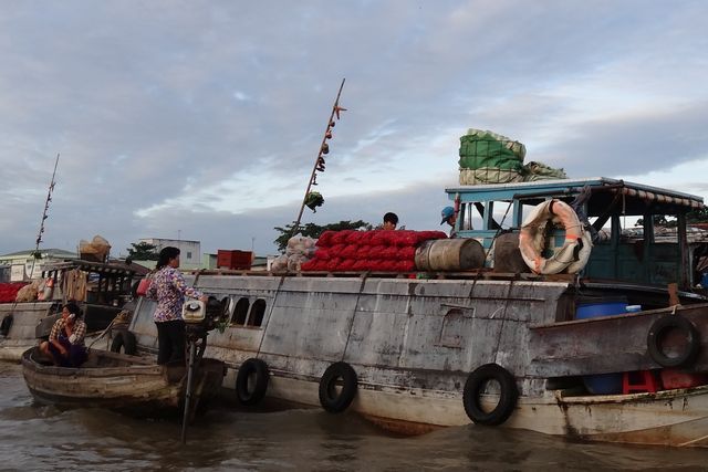 Marché flottant, accroché sur la perche du bateau, ce qui est à vendre